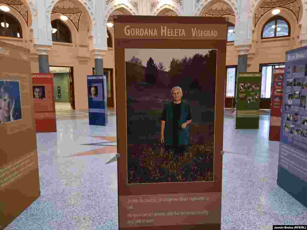 Na jednoj od fotografija je Gordana Heleta iz Višegrada. “Priče koje su na panelima su istinite, nemontirane i rečeno je ono zaista što se jeste dogodilo a to nam ustvari svima može biti pouk za budućnost”, kazala je na otvaranju izložbe predsjednica Udruženja Snaga žene Branka Antić-Štauber.