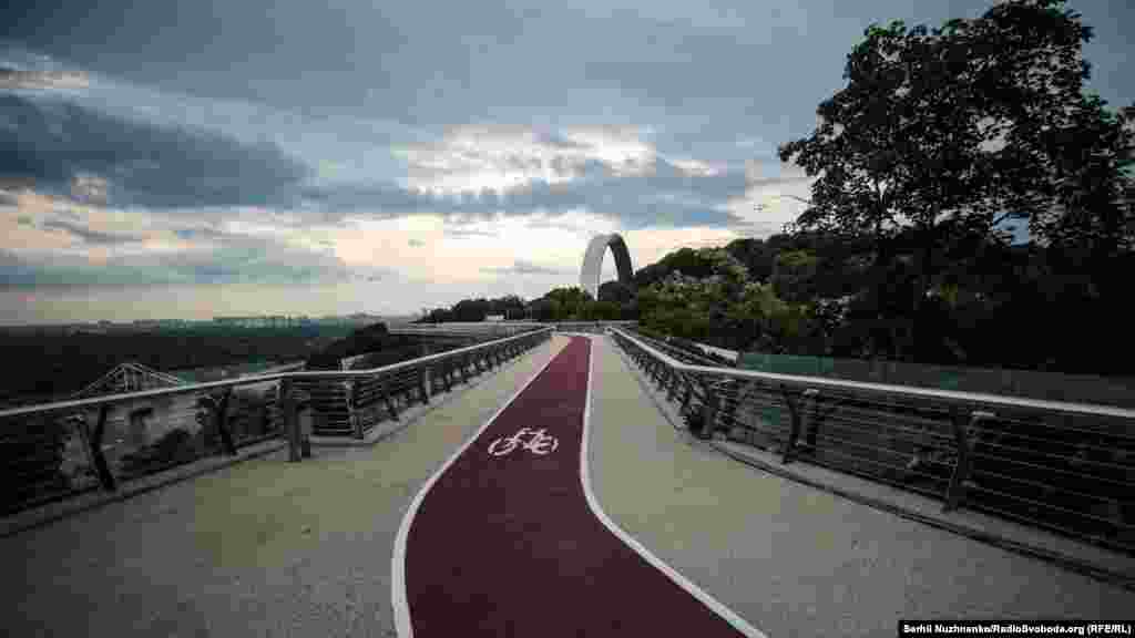 Вага металоконструкцій – 460 тонн. Тільки центральна частина мосту (довжиною 63 метри) важить 125 тонн. Її піднімали та встановлювали 3 доби.