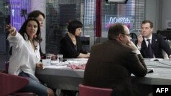 Генеральный директор телекомпании "Дождь. Optimistic Channel" Наталья Синдеева (слева) и Дмитрий Медведев (справа), 25 апреля 2011 г.