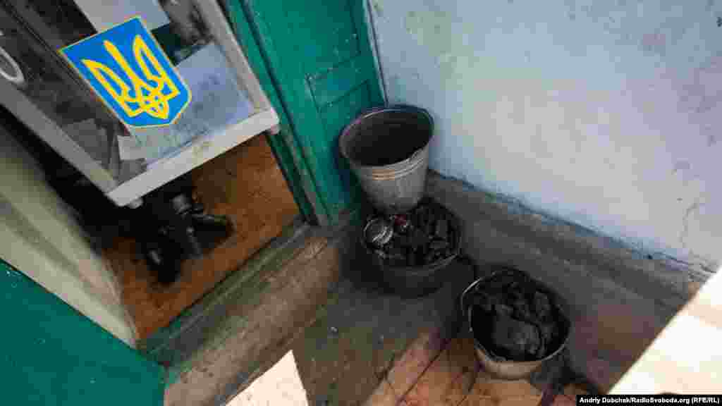 Більшість мешканців Новотроїцького живуть у скруті та в залежності від гуманітарної допомоги. Молоді люди жаліються на відсутність роботи. Очікування виборців пов'язані не лише із завершенням війни на сході України, але й поліпшенням економічних умов регіону. 