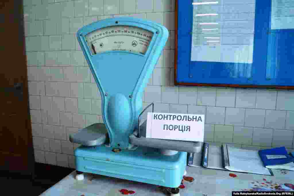 Строковики підтверджують: годують нормально. Якщо ж військовий невдоволений якістю чи кількістю харчів, порцію можна переважити на контрольних вагах, а потім звернутись на гарячу лінію Міноборони (номер телефону – на стіні їдальні)