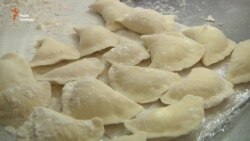 Запорізькі волонтери зліпили 5 тисяч вареників для бійців АТО (відео) Запорізькі волонтери зліпили 5 тисяч вареників для бійців АТО (відео)