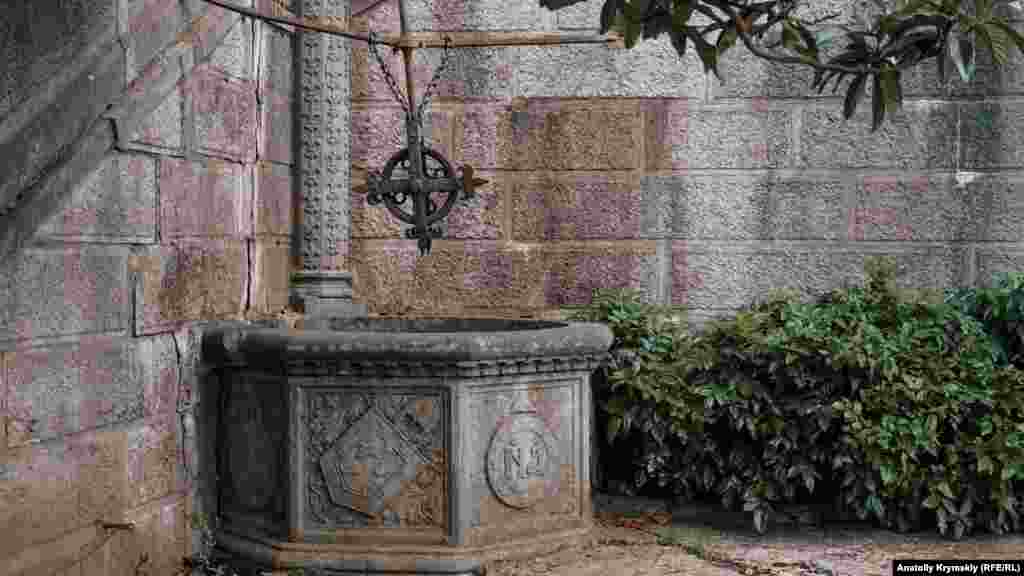 Готический колодец под дворцовыми ступеньками. Слева над ним заметны трещины – следы оползней, которые периодически случаются на склонах