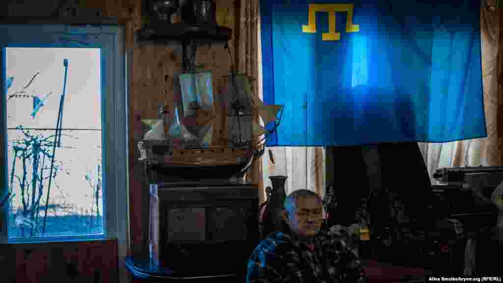 Январь 2019. Дом-музей крымчанина Ильвера Аметова в Судаке. Крымскотатарский флаг – неотъемлемый экспонат его коллекции, собранной за последние 20 лет