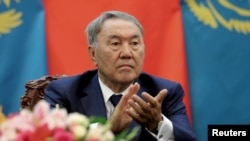 Про необхідність створення нового стандарту казахського алфавіту в квітні заявив президент Казахстану Нурсултан Назарбаєв (на фото)