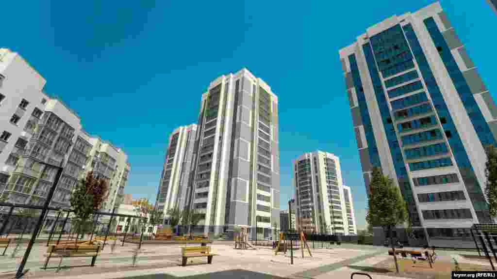 Во внутреннем дворе так называемого семейного квартала «Лаванда». Его в микрорайоне построили первым, часть квартир там уже заселена