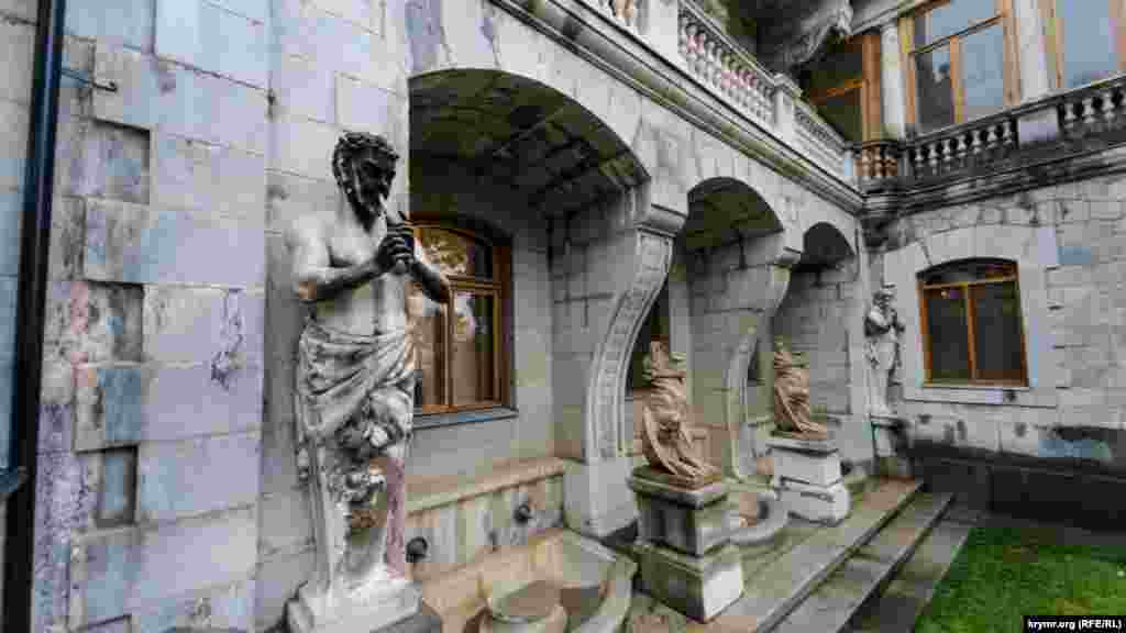 В северо-западной части дворца, у бывшей «сервизной» комнаты, сохранились фигуры химер и двух сатиров. В греческой мифологии сатиры считались демонами плодородия и составляли свиту бога Диониса. Мифы изображали сатиров резвыми, дикими, насмешливыми существами, занятыми играми и танцами. Скульптуры изготовлены из камня или были отлиты за границей и представляли собой копии статуй из Императорского Берлинского музея изящных искусств