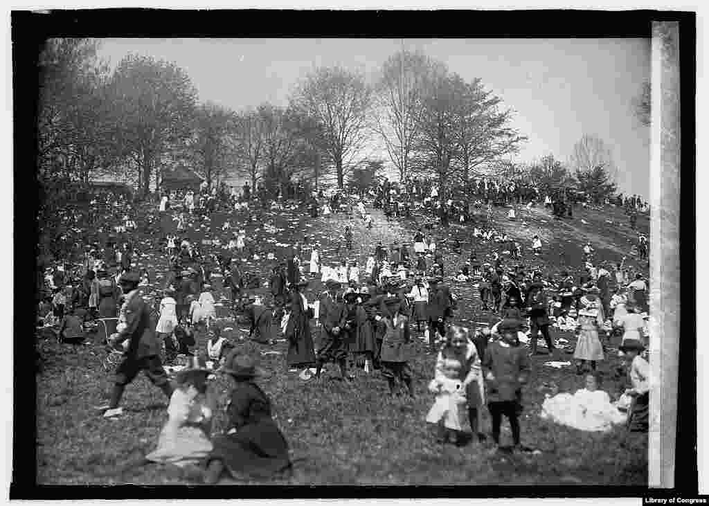 Національний зоопарк у Вашингтоні, округ Колумбія, США, проводить свій щорічний Easter Egg Roll (традиційне великоднє змагання, в якому діти проштовхують яйце через траву ложкою з довгою ручкою), відвідуваність якого сягнула 55 тисяч осіб, 1919 рік