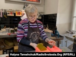 Мирослава Дяк виготовляє різдвяну свічку