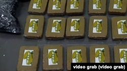 შინაგან საქმეთა სამინისტროს მიერ გავრცელებული კადრები, რომლებზეც, გამოძიების მტკიცებით, აღბეჭდილია დაფასოებული ნარკოტიკები, რომლებიც ბელა მეის ბარგში იპოვეს.