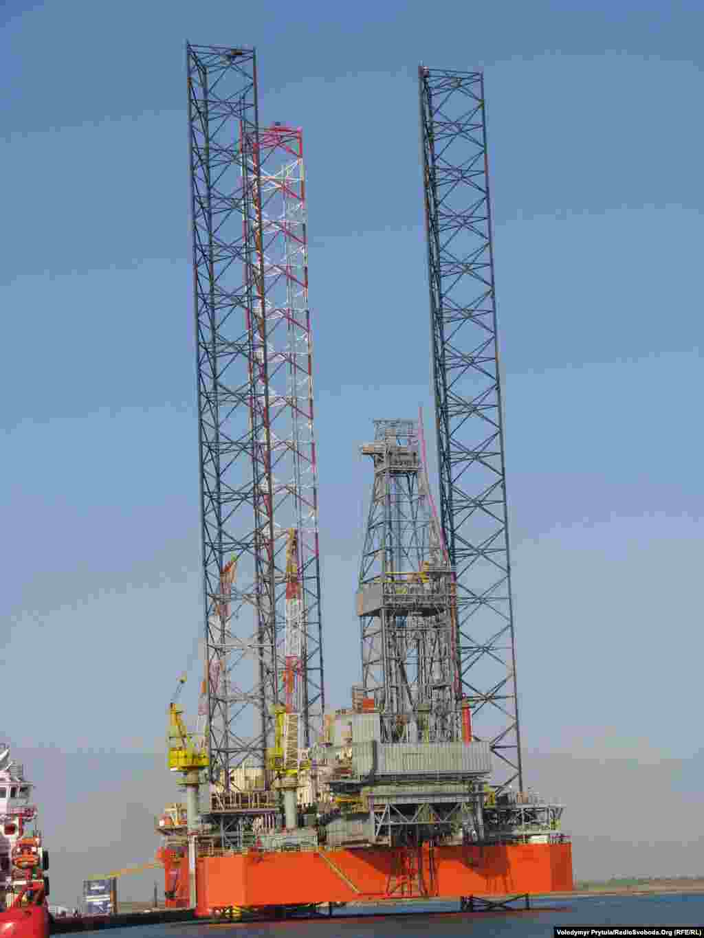 Высокотехнологичная самоподъемная плавучая буровая установка «Петр Годованец» в крымской бухте Ярилгач, май 2012 года.