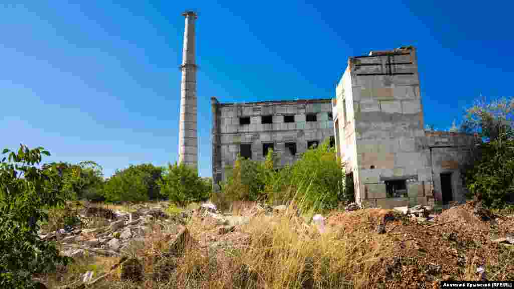 Руины котельной совхозной бройлерной фабрики. А в 1960-х ее лично посещал тогдашний советский лидер Никита Хрущев