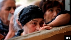 В Гори местные жители в ожидании гуманитарной помощи, 21 августа 2008 года