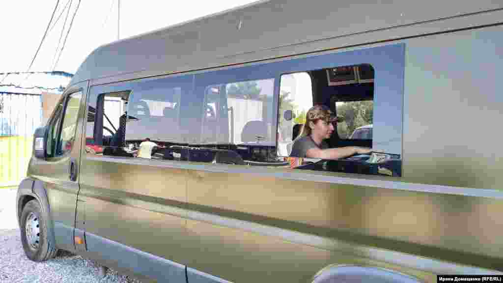 «На КПВВ «Каланчак» и «Чаплинка» дополнительно прибыл мобильный передвижной комплекс «Поток-А» для паспортного контроля граждан. Обычно работает 5-6 рабочих мест, сегодня – 10», – сообщил корреспонденту Крым.Реалии помощник начальника Херсонского погранотряда Госпогранслужбы Украины Иван Шевцов