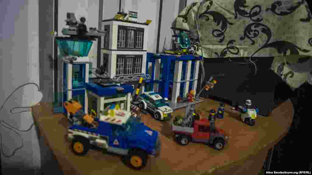 Сейдали собрал из своего нового конструктора «полицейский участок», в котором, по его словам, «будут держать всех тех, кто нечестно обошелся с отцом»