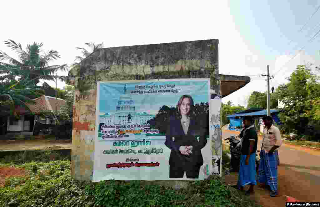 Банер на автобусній зупинці ще з кандидаткою на посаду віцепрезидентки США від Демократичної партії Камалою Гарріс у селі Туласендрапурам, де народився і виріс дідусь політикині по материнській лінії