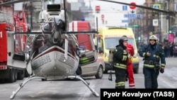 Россия. Санкт-Петербург. 3 апреля 2017. Сотрудники МЧС России у станции метро "Технологический институт", где в вагоне поезда произошел взрыв. Петр Ковалев/ТАСС