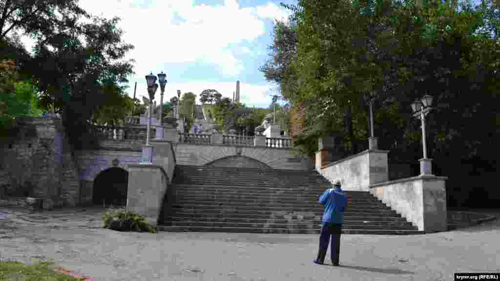 Керчь, Большая Митридатская лестница. Ее строительство в 1830-х стало частью реконструкции города. Лестницу проектировал итальянский зодчий Александр Дигби, и, согласно его плану, она образовывала архитектурную ось городского центра.  «Реконструкция» Митридатских лестниц в Керчи началась в сентябре 2019 года и должна была завершиться к 1 сентября 2020 года. Однако на деле это произошло 23 декабря. Цена контракта по реставрации – 651,6 млн рублей, подрядчиком выступает компания «Баварский дом». Министерство иностранных дел Украины обратилось в посольство Украины в Германии и консульство в Мюнхене с просьбой принять меры «для прекращения деятельности» немецкой компании 