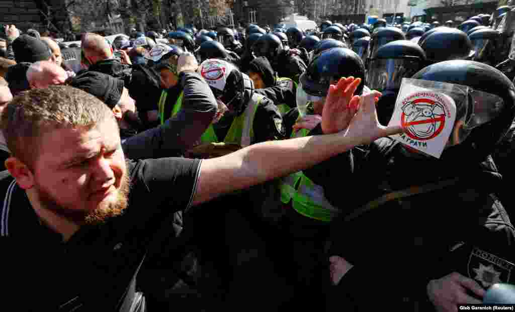 Під час сутичок учасників акції (вимагали розслідування фактів, які оприлюднили журналісти, про корупцію в оборонній сфері &ndash; &laquo;справа Свинарчуків&raquo;), яку організував &laquo;Національний корпус&raquo;, із правоохоронцями. Київ, 9 березня 2019 року