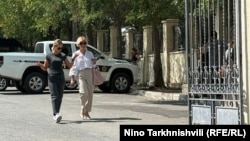 თეკლა გერსამიას დედა და ადვოკატი სასამართლოს ეზოში, 25 აგვისტო