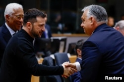 Президент Украины Владимир Зеленский пожимает руку премьер-министру Венгрии Виктору Орбану на специальном саммите лидеров Европейского Cоюза, на котором обсуждался вопрос об Украине и европейской обороне. Брюссель, Бельгия, 6 марта 2025 года