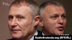 За даними ДБР, 26 лютого 2022 у зону митного контролю прибули дві автівки, у яких перебували брати Суркіси з чотирма пасажирами в кожній машині. Інспектори не оглянули багаж та особисті речі, не виконали інші дії передбачені законодавством під час воєнного стану.