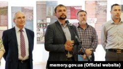 Під час відкриття виставки «Донбас: переPROчитання образу» у Національному музеї історії України. Біля мікрофону керівник Українського інституту національної пам'яті Володимир В'ятрович. Київ, 18 вересня 2018 року