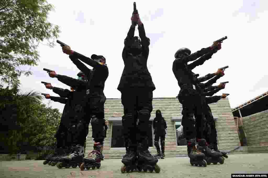 Офицеры конькобежных сил полиции Синда демонстрируют свои навыки во время тренировки в Карачи, Пакистан. Подразделение Skating Force было создано в декабре 2020 года для борьбы с уличной преступностью и оказания поддержки гражданам  