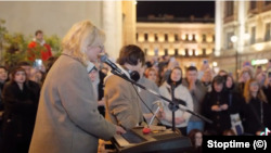 Наоко слева