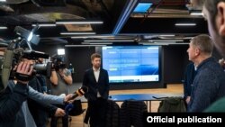 Організатор хакатону Томаш Вондрачек зустрічається із прем'єр-міністром Чехії Андреєм Бабішем