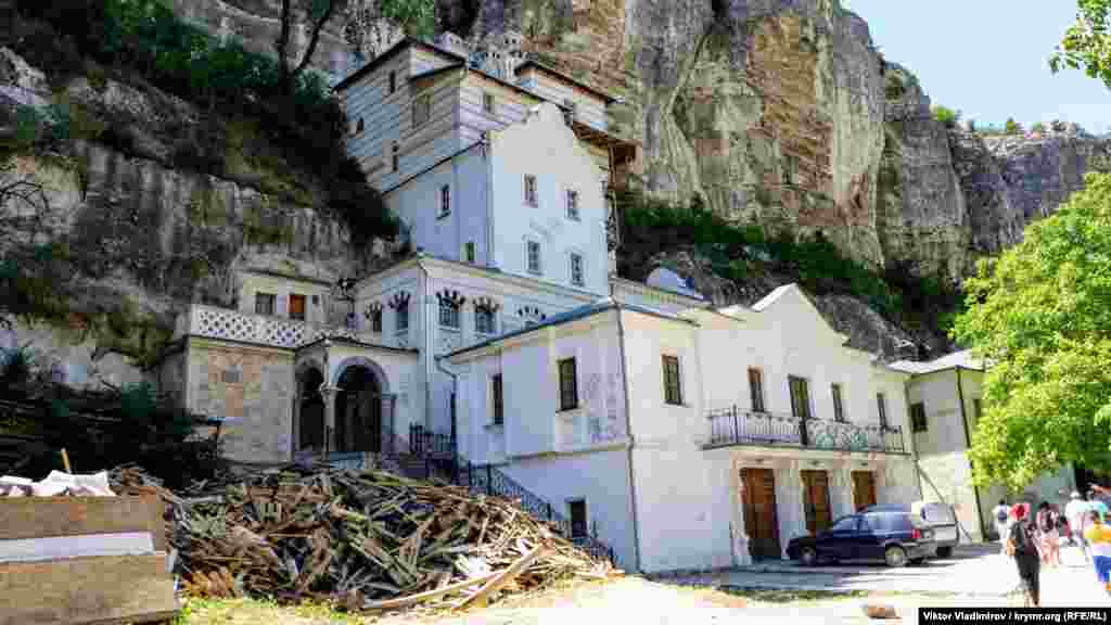 Возле гостиницы для паломников также проходит ремонт. Во время Второй мировой войны на территории монастыря располагался госпиталь, а после – психоневрологический диспансер. Возрождение комплекса началось в начале 90-х