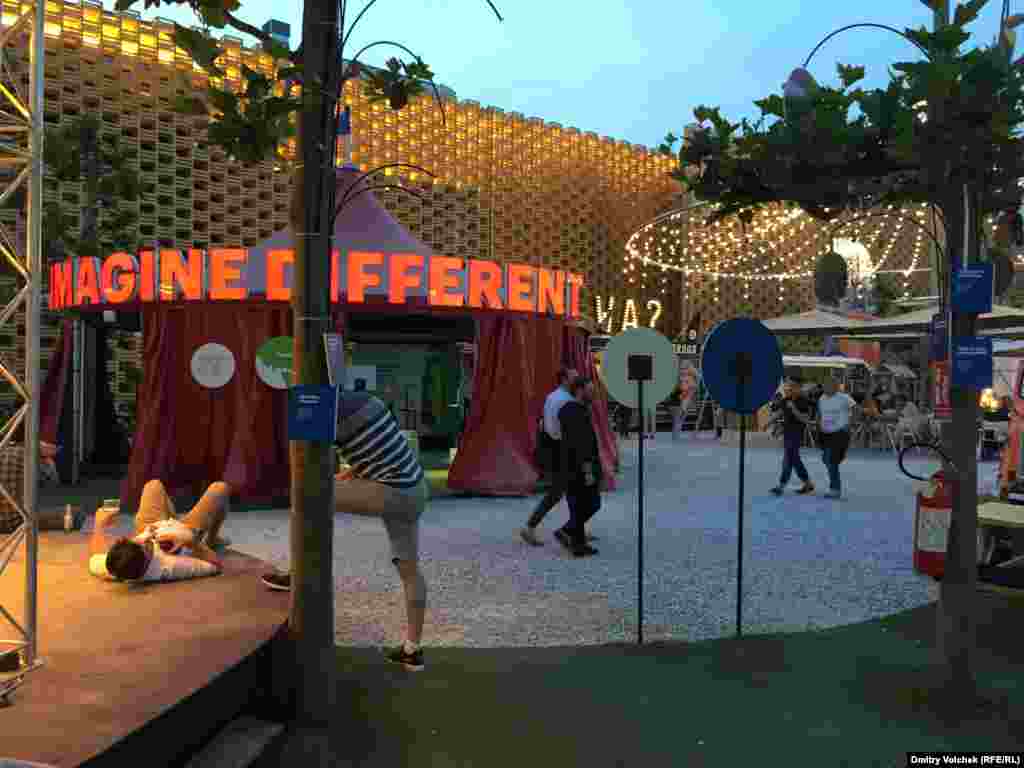 Вместо голландского павильона – ярмарка с каруселями и шапито