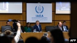Очільник МАГАТЕ Рафаель Ґроссі (у центрі) бере участь у засіданні ради керівників у штаб-квартирі агентства у Відні 3 червня