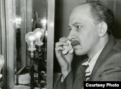 Евгений Евстигнеев в гримерной, 1960-е