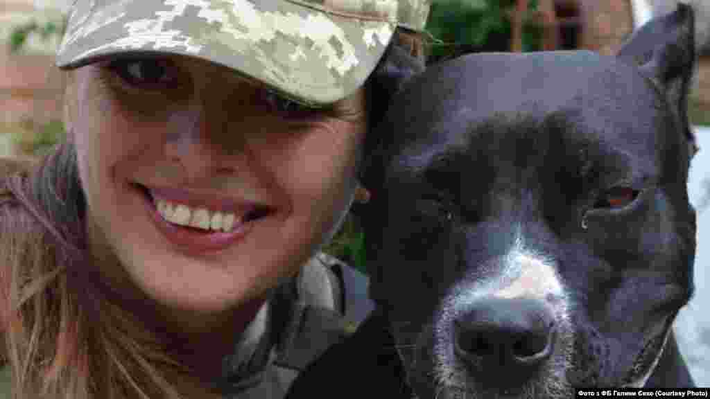 Галина Євко, 13-й батальйон, 58-а окрема механізована бригада ЗСУ: «Як на мене, коли йдеш воювати, дуже важливо вірити у свого командира, довіряти його рішенням, наказам, бути впевненим у ньому. Тоді все буде добре. Якщо не віриш, краще змінити підрозділ. Наш батальйон – як сім’я: ми знаємо все одне про одного – хто що вміє, хто що може і чого не може. Важливо, що завжди хтось із побратимів поряд – і на посту, й під час бою. Ти віриш їм, знаєш, що вони не розгубляться, раптом що – не кинуть тебе напризволяще».  