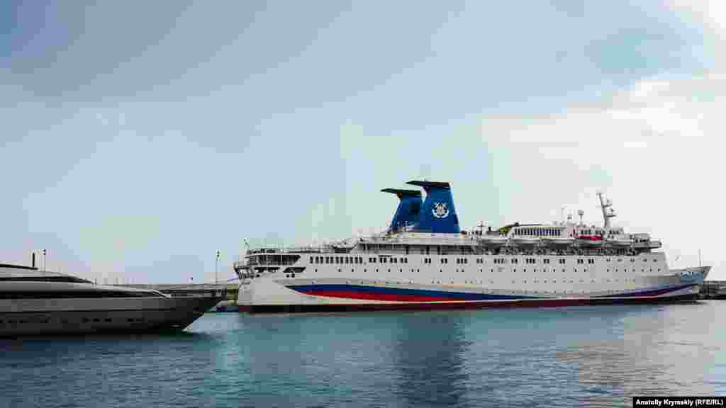 Дождь над пришвартованным в местном порту круизным лайнером «Князь Владимир»