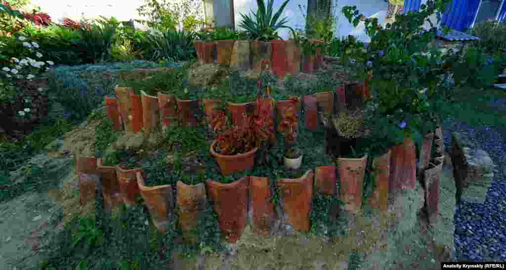 Цветочная клумба во дворе церкви обрамлена старой черепицей-«татаркой»