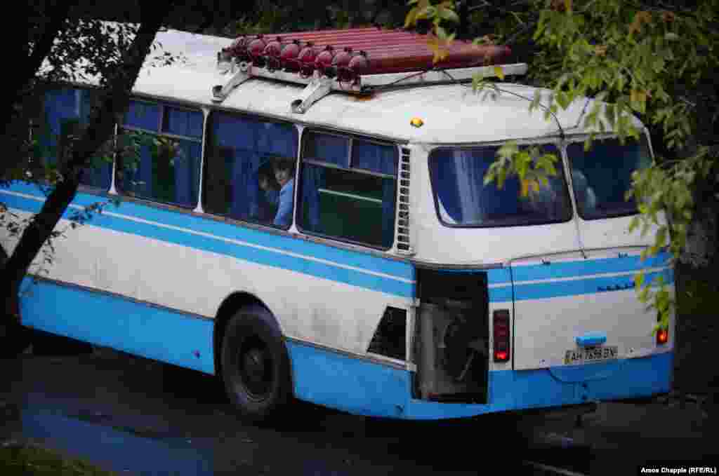 Один из военных сказал ван Хелтену, что ему нравится, что делает художник. Но двое местных поинтересовались, почему оборудование не используется для ремонта помещений. Другая женщина заявила: «На потолке моего дома дыра, через которую внутрь попадает дождь, а вы здесь просто рисуете? Мальчики, это неправильно»