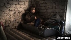 «Спальне» корито дівчинки Даші в підвалі, село Луганське (Донецька область). Липень 2015 року (кадр із фільму «Площа Україна»)