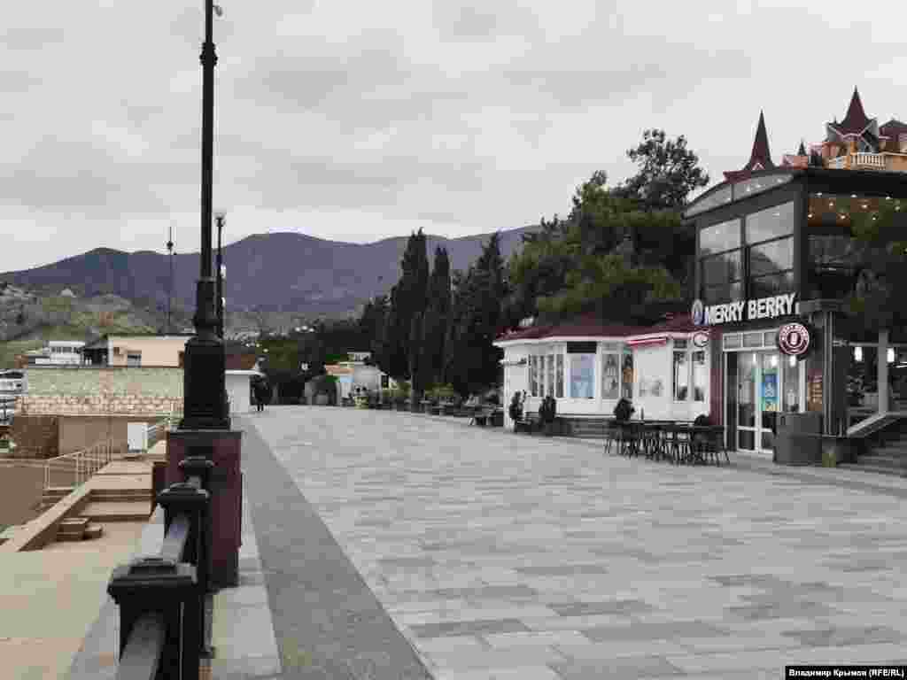 Пока еще на набережной есть вывески латинскими буквами, но российские власти полны решимости их «русифицировать»