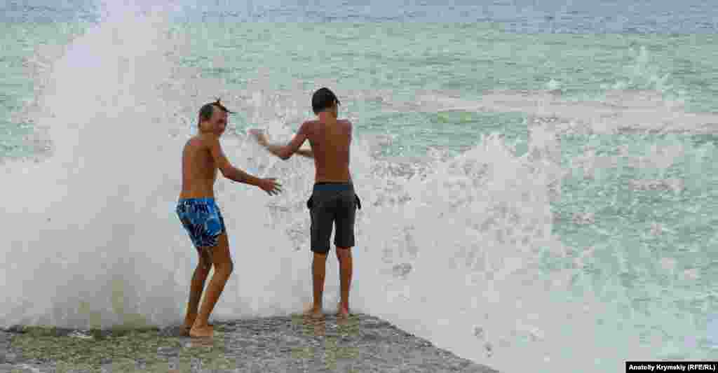 В поселке Николаевка – ближайшем к крымской столице – в самом разгаре бархатный сезон. Но уже который день в поселке пасмурно, идет дождь и штормит море
