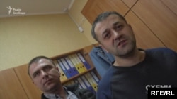 Про закриття провадження клопотав обвинувачений Валерій Присяжний (праворуч)