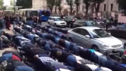 Коллективный намаз у посольства Мьянмы Коллективный намаз у посольства Мьянмы