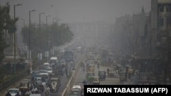 په اروپايي هېواد سويټزرلېنډ کې د مېشته غیرسرکاري ادارې - ای کیو اېر د ۲۰۲۰م کال په رپورټ کې ویلي چې  په پاکستان کې هر کال نيږدې ۲۰ فيصده کسان په هوا کې د الودګۍ له امله د ورپیښو ناروغيو له کبله مري.