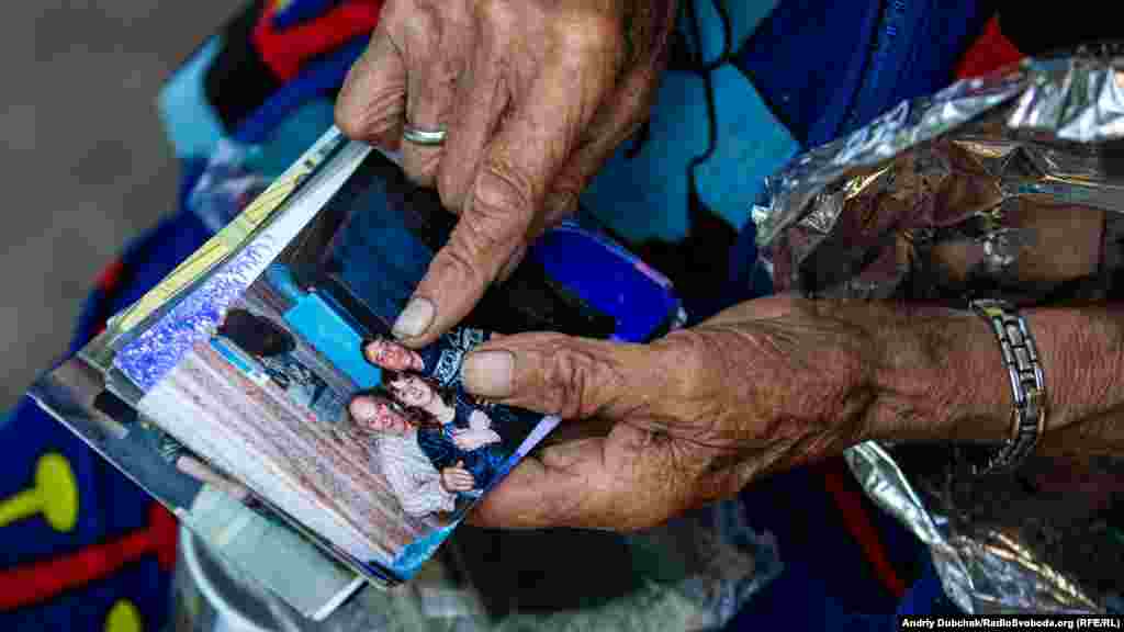 Чоловік помер невдовзі після початку війни. Потім від осколка снаряда загинув син (уся їхня родина – на фото). Вона лишилася зовсім одна