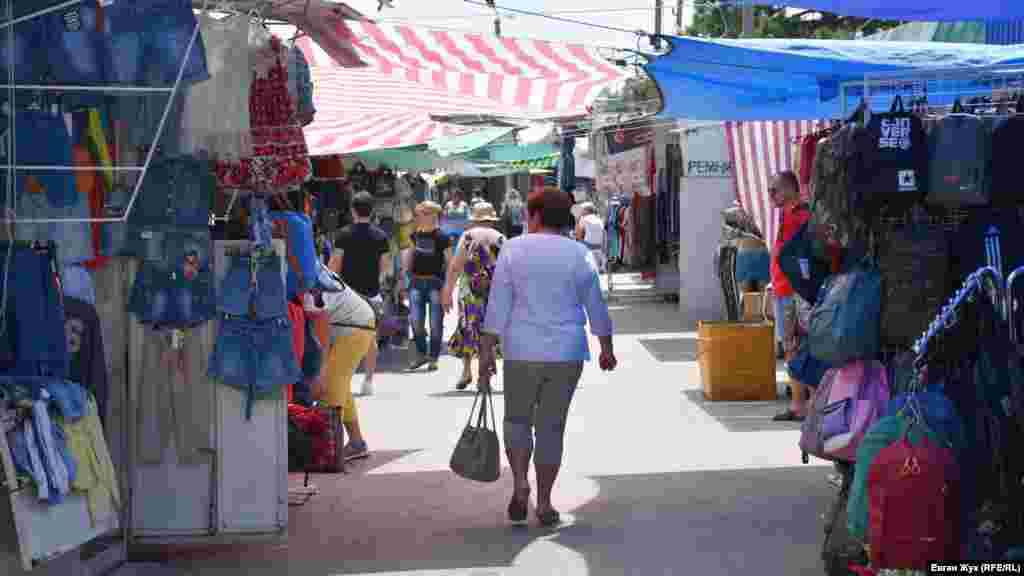 В ближних рядах от входа в рынок «Вещевой» работают все торговые места