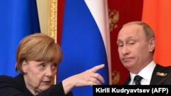 Канцлерка Німеччини Ангела Меркель жестикулює, президент Росії Володимир Путін – реагує. Спільна пресконференція у Кремлі. Москва, Росія, 10 травня 2015 року