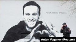 На даний час він важить 82 кілограми, нормально харчується і має можливість спілкуватися з сім’єю, сказав директор Федеральної служби Росії з виконання покарань