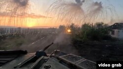 Українські бійці ведуть вогонь із американського БМП M2 Bradley («Бредлі»). Покровськ. Донеччина. 7 лютого 2025 року