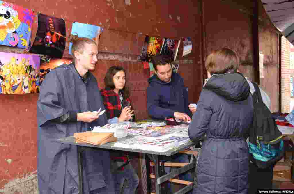 Художники уверяют: наклейки – вовсе не просто детское развлечение, а такой же вид творчества, как и “большая” живопись. Да и просто красиво